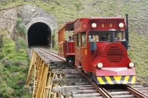 The Chaski Antawa Train rides on the railroad built at the beginning of the 20th century connecting the northern highlands with the tropical coast.