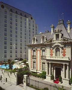 Four Seasons Hotel Buenos Aires offers 138 guest rooms and 27 suites in a contemporary tower and an exquisite early 20th-century, French-style Belle Epoque mansion.