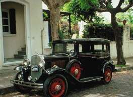 Antique cars can still be found in Colonia.